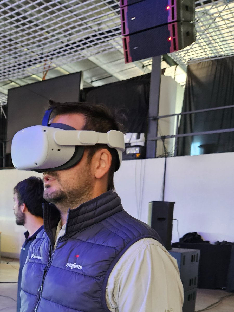 eugenia_bai's tweet photo. Desde Agricultura Digital invitamos a usuarios de la plataforma para compartir sus experiencias con los asistentes. Y #Cropwise dijo presente también en la experiencia de realidad Virtual 🙌. Gran jornada! Felicitaciones a los organizadores! @Syngenta_ar https://t.co/byIhIORlmY