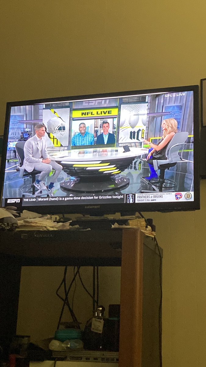 DeQuonDeWonK's tweet photo. Heyyy ๐๐พ ๐๐พ๐๐พ Yo!! Yo!! Yo!! Watching my favorite show tv ๐บ show you already know fam love โค๏ธ my show #NFLLive #ESPNNFLLive #ESPN @espn @ESPNNFL with host @LauraRutledge ๐๐๐๐ with the fam the boys @keyshawn @danorlovsky7 @JeffDarlington @McShay13๐๐พ๐๐พ๐๐พ๐๐พ๐๐พ #NFL https://t.co/Kh86SzFMNo