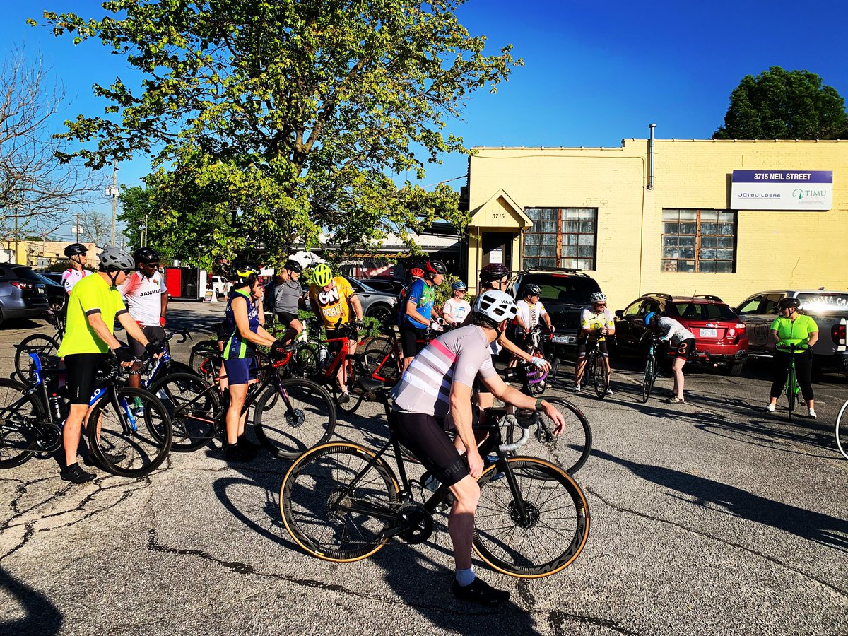 TeamOnDraft's tweet photo. we roll out in 1 hour 45 mins…(6 pm)
Team On Draft Wednesday night ride from @RaleighBrewing followed by a refreshing beverage after! 
https://t.co/vJgtqoJ6AP https://t.co/mpomtmWTXa
