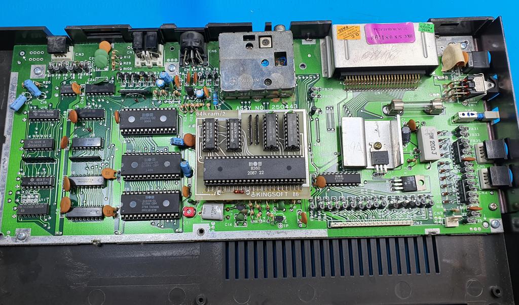 RetroWizzard's tweet image. In case you ever wondered.
This is what a 64Kb memory expansion for the #Commodore #C16 looked like in the 80s.
#RetroComputing #retrogaming #KingSoft.