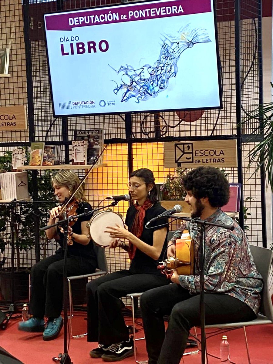 Hoxe na sede de #Vigo festexamos o #DíadoLibro! Presentaremos a nova escolma de textos do alumnado da <a href="/escoladeletras/">Escoladeletras</a> "Tes cinco minutos #3" co acompañamento da música do trío Abril. Celebramos a literatura en galego. Celebramos a creación literaria.