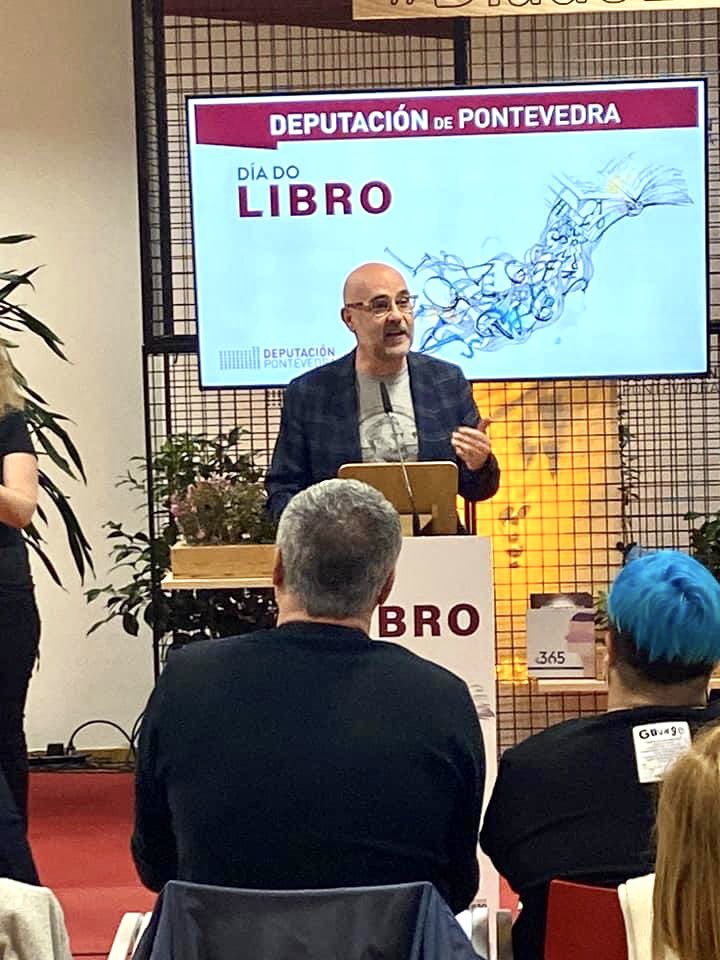 carmelasilva's tweet photo. Hoxe na sede de #Vigo festexamos o #DíadoLibro! Presentaremos a nova escolma de textos do alumnado da @escoladeletras "Tes cinco minutos #3" co acompañamento da música do trío Abril. Celebramos a literatura en galego. Celebramos a creación literaria. https://t.co/yFq3fGeGtO