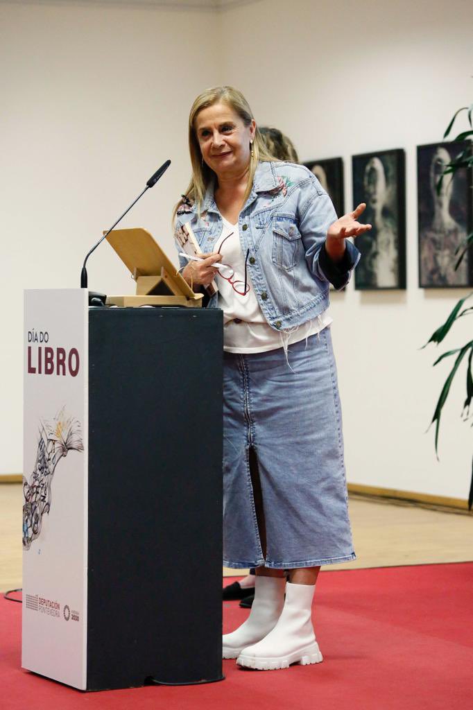 carmelasilva's tweet photo. Hoxe na sede de #Vigo festexamos o #DíadoLibro! Presentaremos a nova escolma de textos do alumnado da @escoladeletras "Tes cinco minutos #3" co acompañamento da música do trío Abril. Celebramos a literatura en galego. Celebramos a creación literaria. https://t.co/yFq3fGeGtO