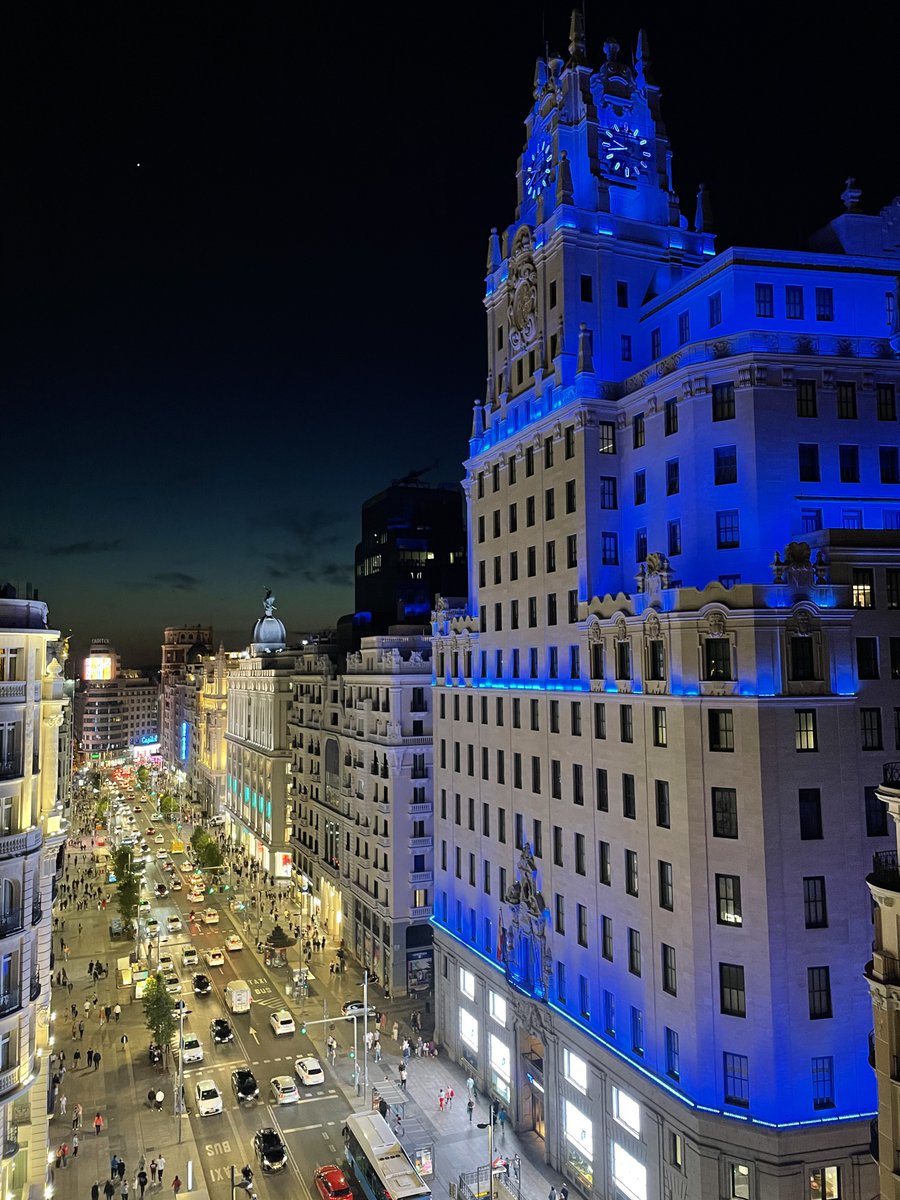Telefonica's tweet photo. No podíamos acabar este fantástico 99 cumpleaños sin enseñaros nuestro edificio de Gran Vía iluminado con ese azul que nos caracteriza.

¡Gracias a todos por acompañarnos! 💙

#99añosTelefónica https://t.co/9NxxIlgYsx