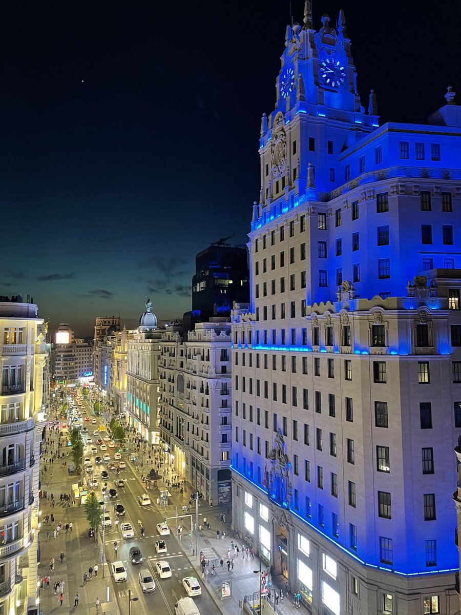 Telefonica's tweet photo. No podíamos acabar este fantástico 99 cumpleaños sin enseñaros nuestro edificio de Gran Vía iluminado con ese azul que nos caracteriza.

¡Gracias a todos por acompañarnos! 💙

#99añosTelefónica https://t.co/9NxxIlgYsx