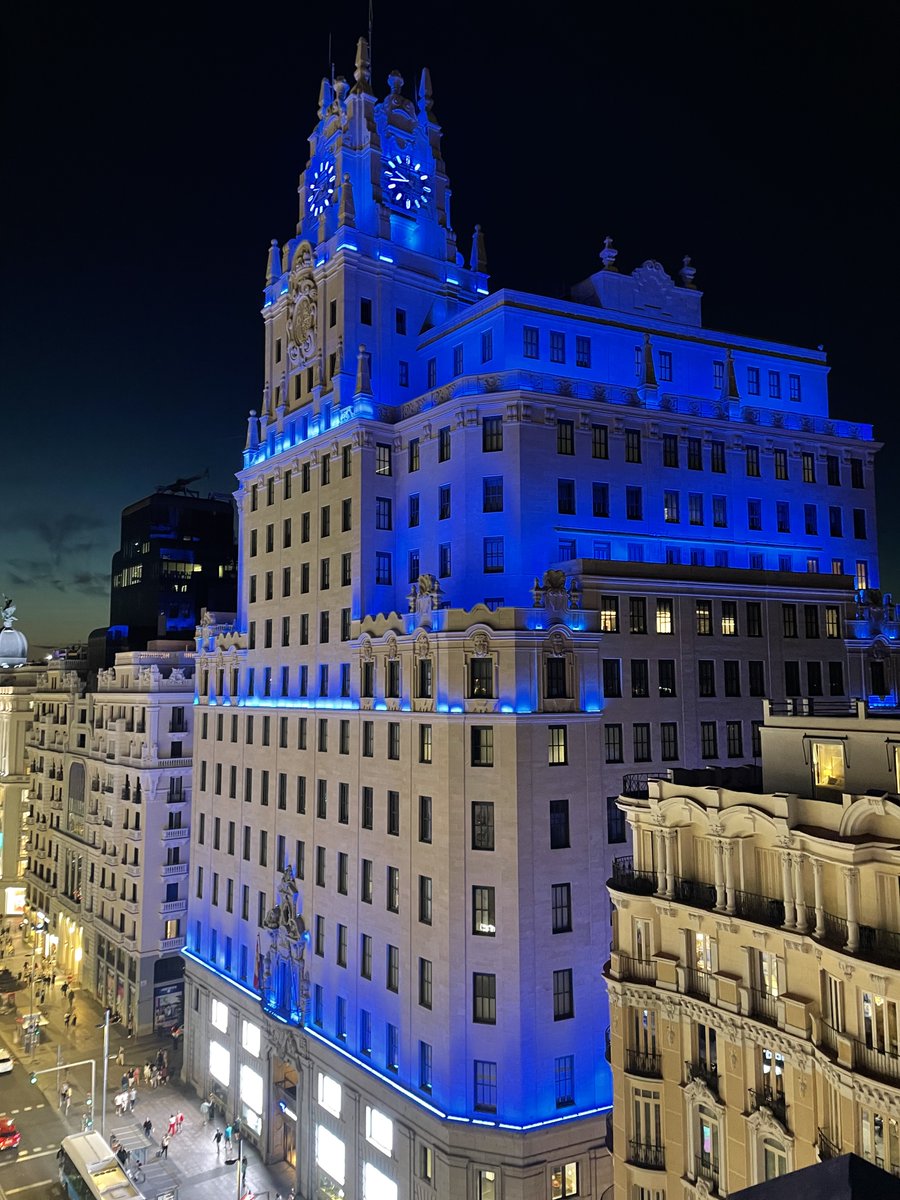 Telefonica's tweet photo. No podíamos acabar este fantástico 99 cumpleaños sin enseñaros nuestro edificio de Gran Vía iluminado con ese azul que nos caracteriza.

¡Gracias a todos por acompañarnos! 💙

#99añosTelefónica https://t.co/9NxxIlgYsx