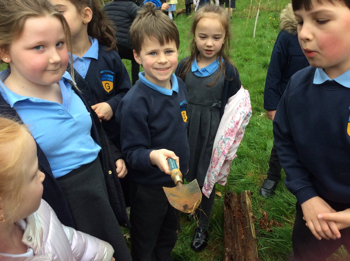 Griff_Y1's tweet photo. We found lots of mini beasts but the best was a tiny lizard.@Griff_Mrstaylor @Griff_MissEvans #ecoclub https://t.co/xhaTKhzM2q