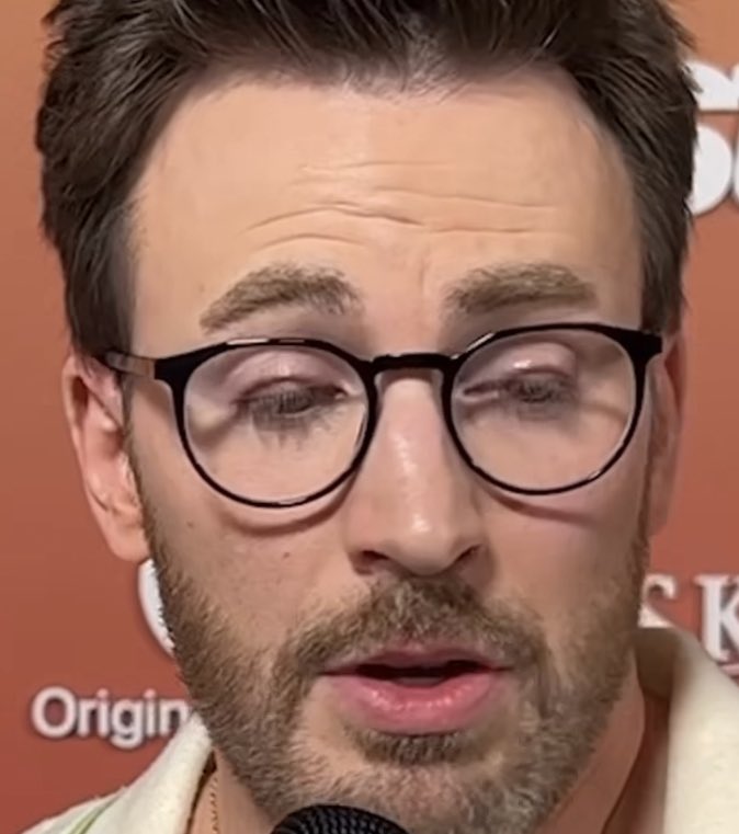 PapiPantene's tweet photo. From alpha to old uncle 🫠👏 #ChrisEvans #olduncle #chrisevansracistsupporter https://t.co/CdGUh3qqRm