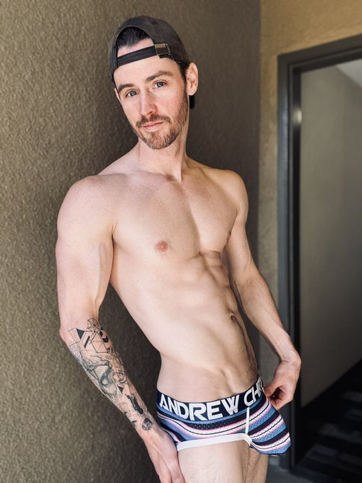 Okay I have to admit&hellip; it does look big in this photo. 😅 https://t.co/RrVDON9TAL