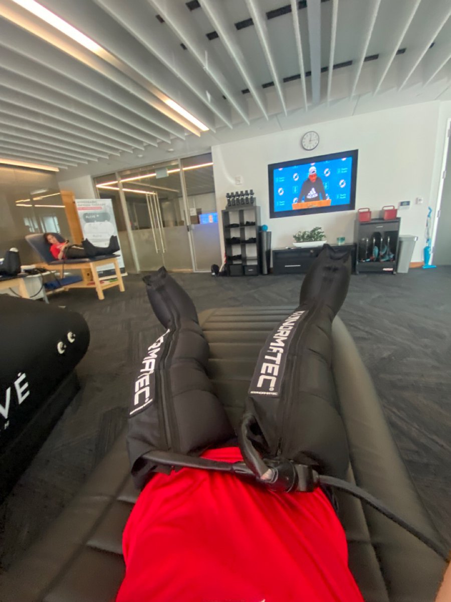 AbbyVanV2025's tweet image. Catcher&apos;s life... #recoverytime @JPIIHS_Softball @thestarinfrisco @Hyperice