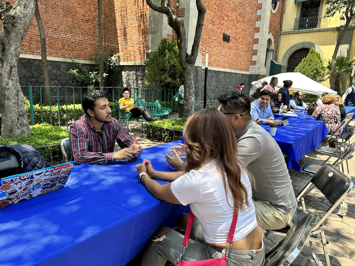 3- Los funcionarios públicos de la alcaldía continuaron con el desarrollo del #MiercolesCiudadano atendiendo a los vecinos y sus gestiones, a pesar de que los provocadores vandalizaban el interior del edifico.