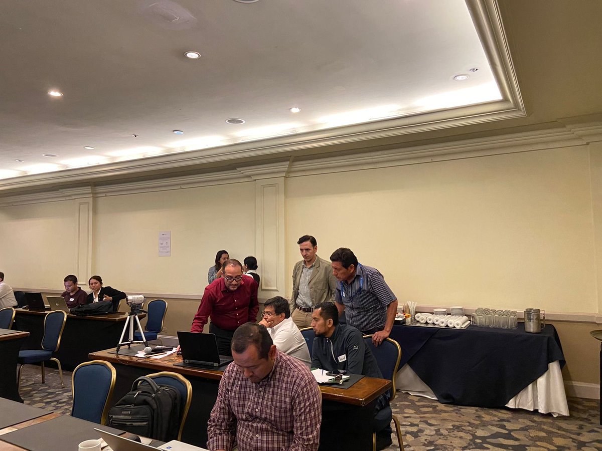 Cmunicipios1's tweet photo. El ing @jorgebeluna explica el uso de las herramientas de #AlumbradoPúblico utilizadas por la @CONUEE_mx y se realizan ejercicios con los asistentes del taller en El Salvador en colaboración con la @DGEHMSV https://t.co/NNZPD5z8zs