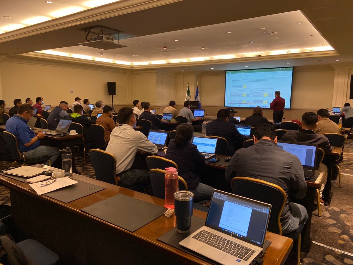 Cmunicipios1's tweet photo. El ing @jorgebeluna explica el uso de las herramientas de #AlumbradoPúblico utilizadas por la @CONUEE_mx y se realizan ejercicios con los asistentes del taller en El Salvador en colaboración con la @DGEHMSV https://t.co/NNZPD5z8zs