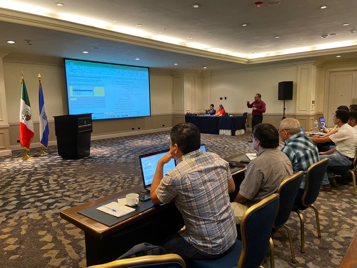 Cmunicipios1's tweet photo. El ing @jorgebeluna explica el uso de las herramientas de #AlumbradoPúblico utilizadas por la @CONUEE_mx y se realizan ejercicios con los asistentes del taller en El Salvador en colaboración con la @DGEHMSV https://t.co/NNZPD5z8zs