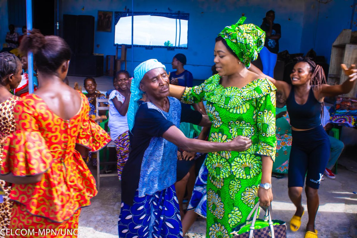 JeanEkila's tweet photo. UNC-MPN, Mobilisation et Propagande Nationale.
Kongo Central,le 17 avril 2023
Le bal était ouvert ds la cité d #Kindamba où elle a remis d pagnes à plus d 200 femmes,puis s'est est suivi l'étape d la cité d #Shell où une multitude d femmes ont reçu d pagnes https://t.co/C7GBFVc4w4