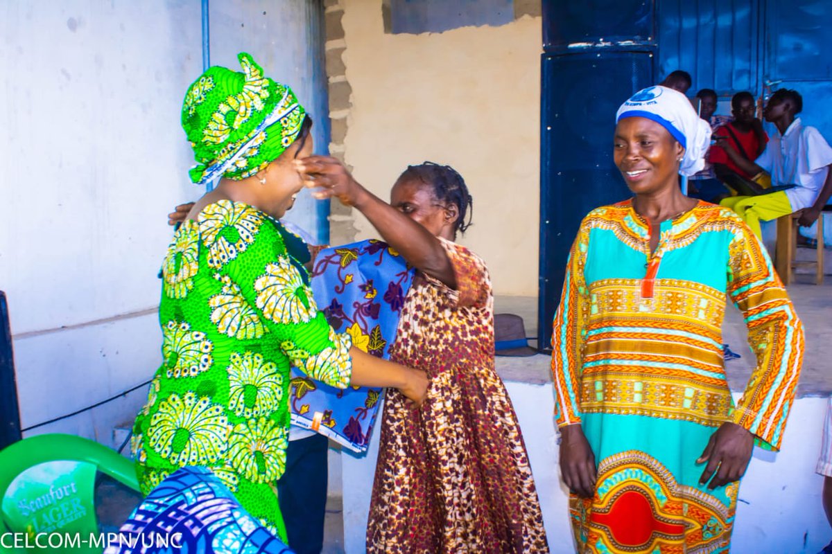 JeanEkila's tweet photo. UNC-MPN, Mobilisation et Propagande Nationale.
Kongo Central,le 17 avril 2023
Le bal était ouvert ds la cité d #Kindamba où elle a remis d pagnes à plus d 200 femmes,puis s'est est suivi l'étape d la cité d #Shell où une multitude d femmes ont reçu d pagnes https://t.co/C7GBFVc4w4