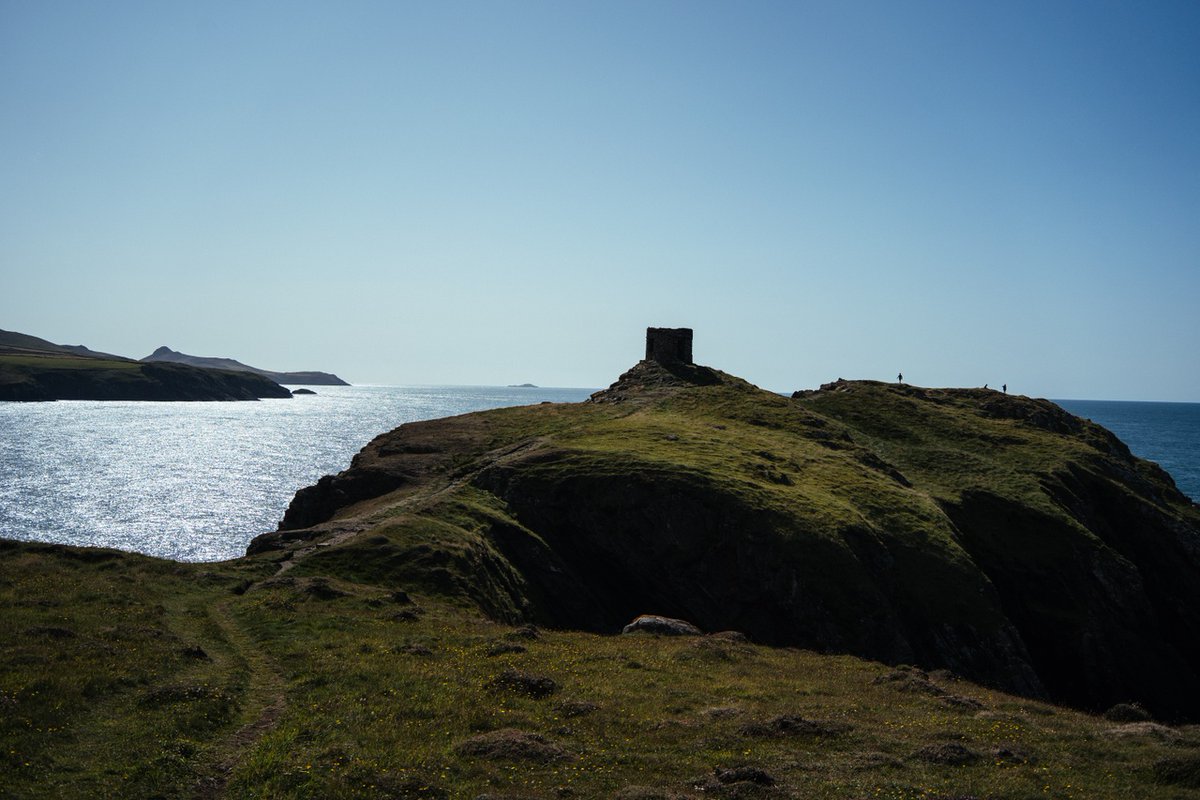 📸📍 Abereiddi, Pembrokeshire Striking and rugged, Abereiddi is the perfect beach for a Celtic adventurer 🧗‍♂️ The dark sand gives the surrounding waters its striking dark blue colour, and it has become a popular spot for coasteering, climbing & water sports🌊