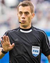 YNWARedzer's tweet photo. Leandro Trossard reffing the city game 😭😭😭 https://t.co/nlP7W6B6Wj