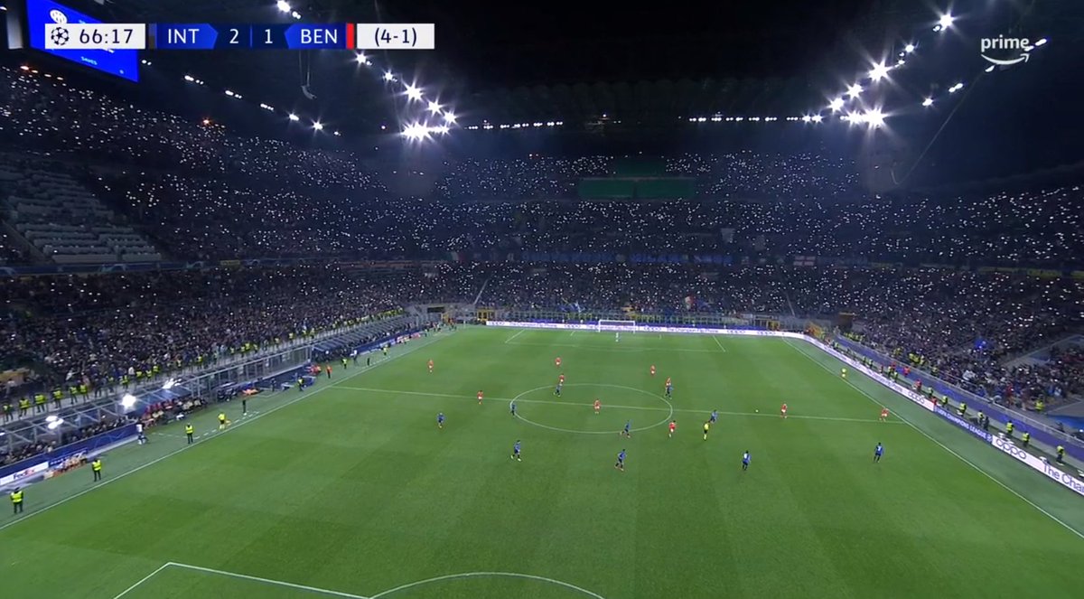 marifcinter's tweet photo. Luci a San Siro  #InterBenfica https://t.co/aVqFhQizNY