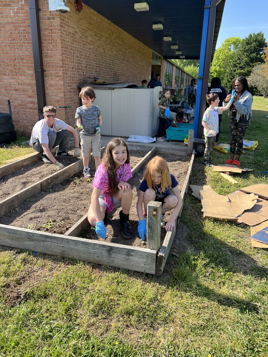 YatesElementary's tweet photo. Yates Elementary Garden Club! Ready Set Grow hard at work!!! #NNPSFACE
#NNPSProud #NNPSYDev #YatesElementary https://t.co/1Pwtw7CKWV