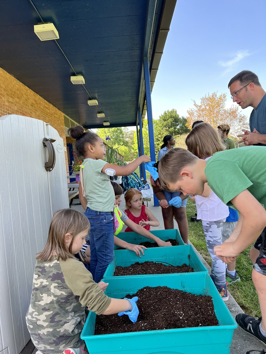 YatesElementary's tweet photo. Yates Elementary Garden Club! Ready Set Grow hard at work!!! #NNPSFACE
#NNPSProud #NNPSYDev #YatesElementary https://t.co/1Pwtw7CKWV