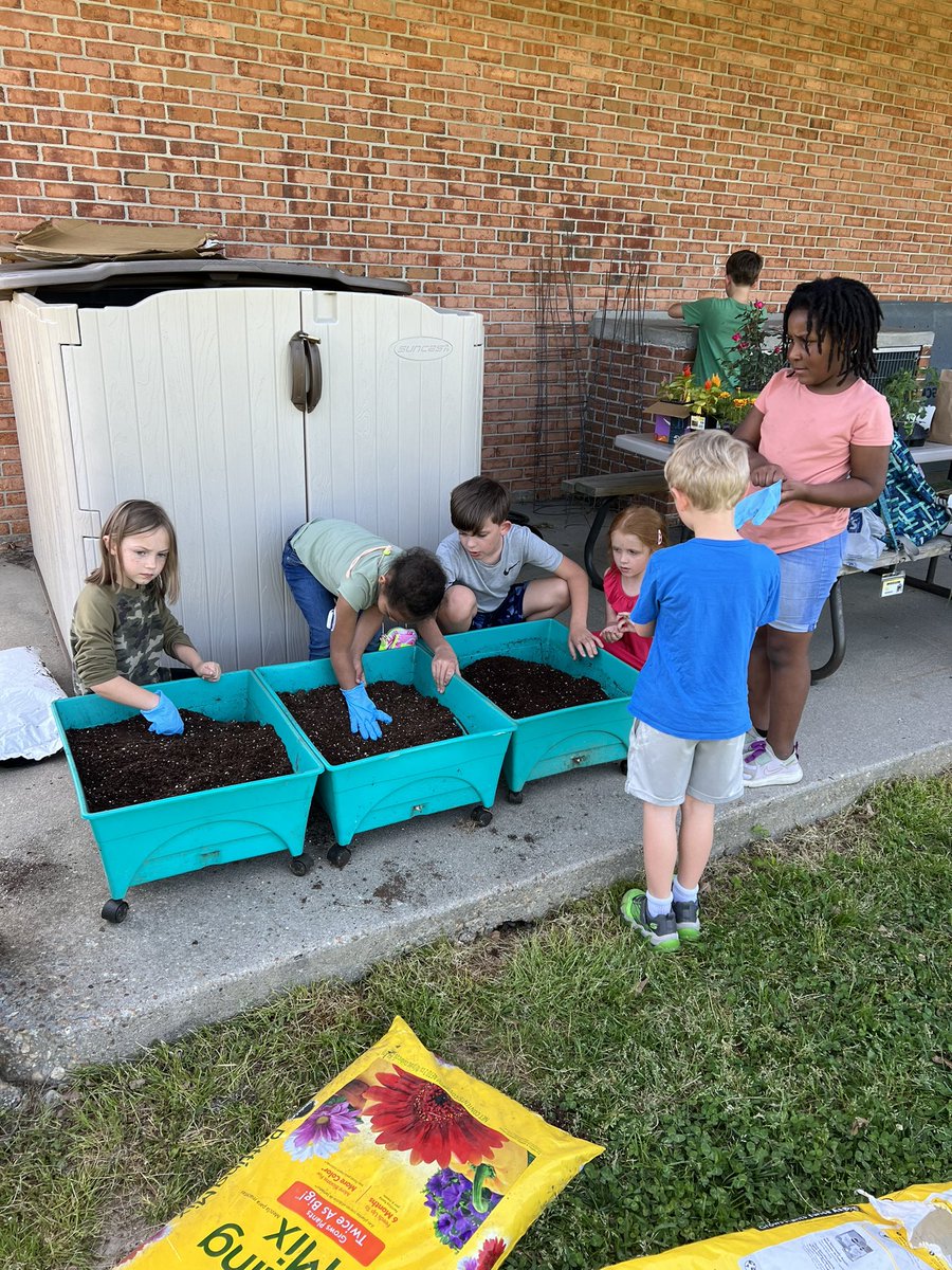YatesElementary's tweet photo. Yates Elementary Garden Club! Ready Set Grow hard at work!!! #NNPSFACE
#NNPSProud #NNPSYDev #YatesElementary https://t.co/1Pwtw7CKWV