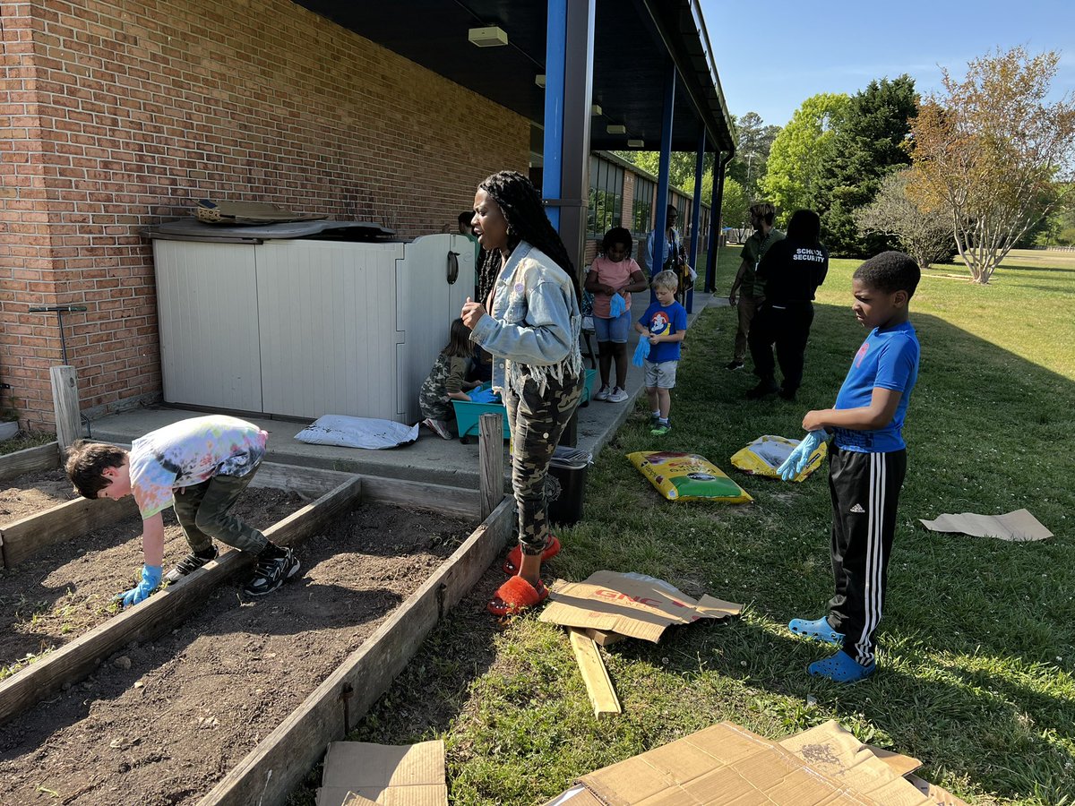 YatesElementary's tweet photo. Yates Elementary Garden Club! Ready Set Grow hard at work!!! #NNPSFACE
#NNPSProud #NNPSYDev #YatesElementary https://t.co/1Pwtw7CKWV