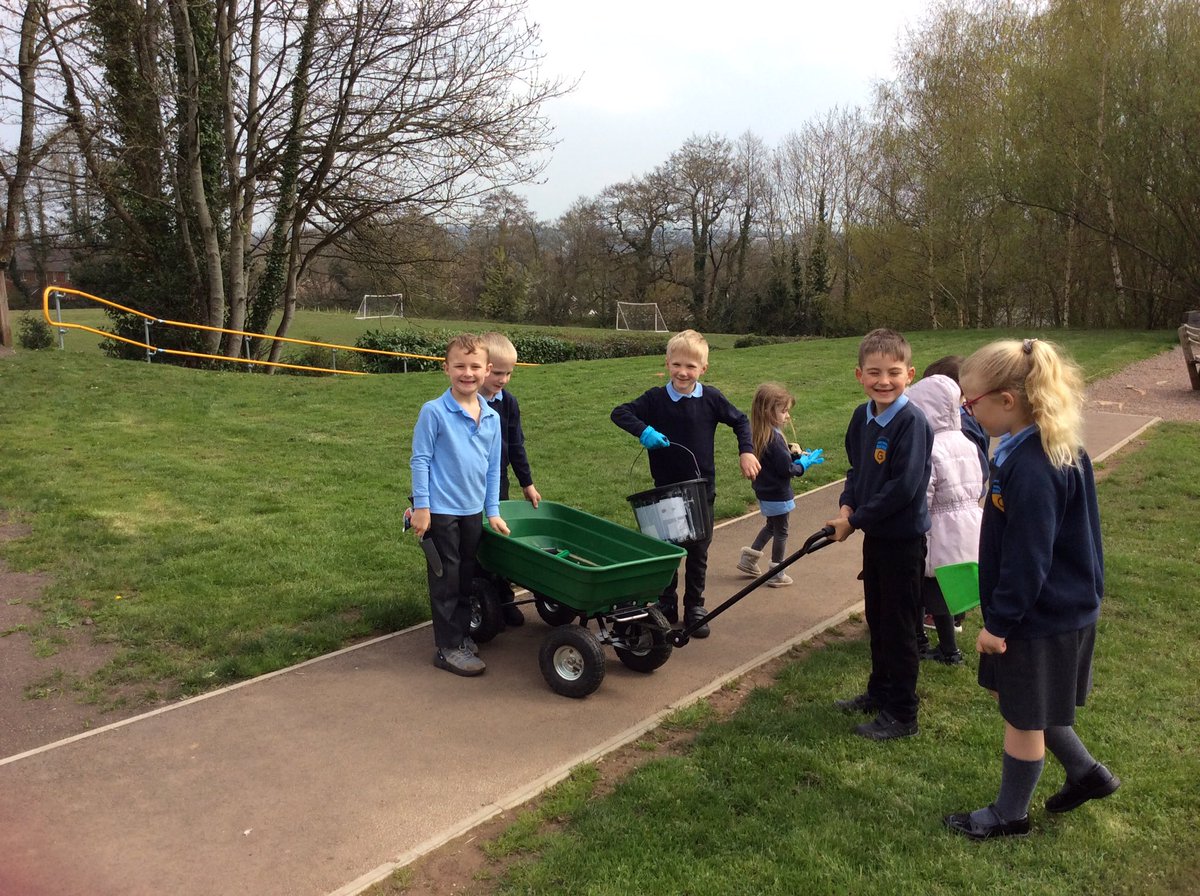 Griff_Y1's tweet photo. We got to use our brand new wheelbarrow today and had great fun. @Griff_Mrstaylor @KWT_Torfaen https://t.co/0OoGvZpA6F