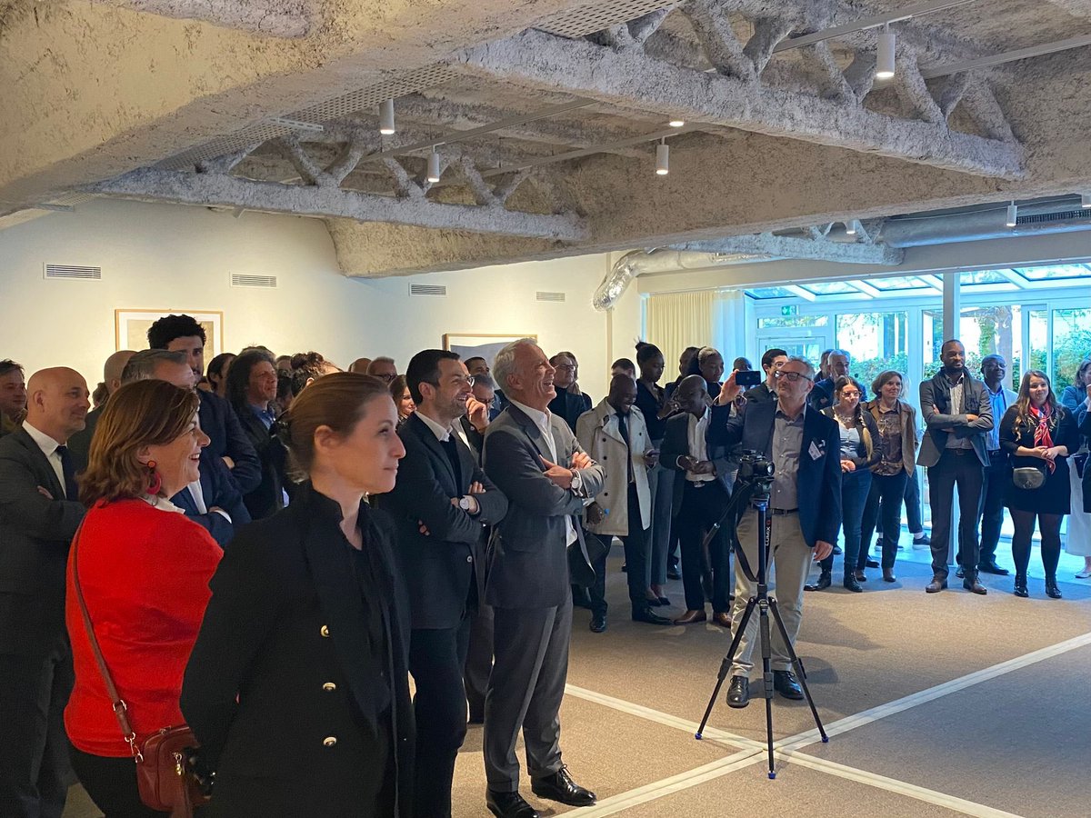 f_lesache's tweet photo. Ce soir autour de @PMartin2023 avec @bastbrunis @PaoWisecom pour la présentation du #Comex40 @Medef9394.

Nous réaffirmons notre engagement à faire émerger de nouveaux talents dans notre mouvement. L'action menée depuis 5 ans doit être poursuivie et amplifiée. https://t.co/y4Y2EThL28