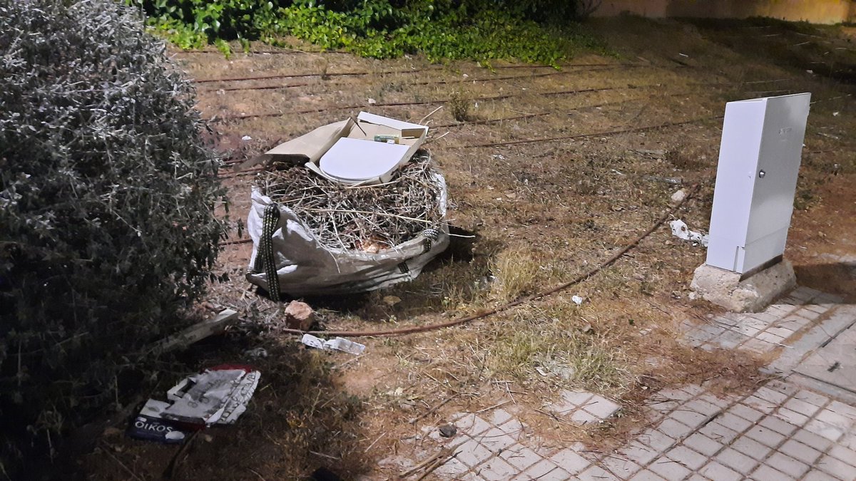 GenovesToni's tweet photo. Me resisto a creer que esto es normal en #Moncada, una pregunta para @AytoMoncada ¿los barrenderos además de cambiar las bolsas de basura hacen algo más? En la av. De La Lloma del Colbi por lo visto no. https://t.co/eF1EjQ16M8