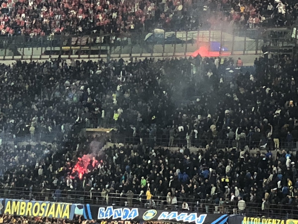 B24PT's tweet photo. Adeptos do Benfica mandaram tochas para zona de adeptos do Inter. (via @tancredipalmeri) https://t.co/LqZNYIbkfU