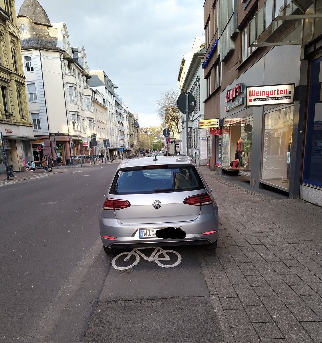 Gegen wie viele Regeln der StVO wird hier verstoßen? Friedrichstraße in #Wiesbaden #allesistparkplatz