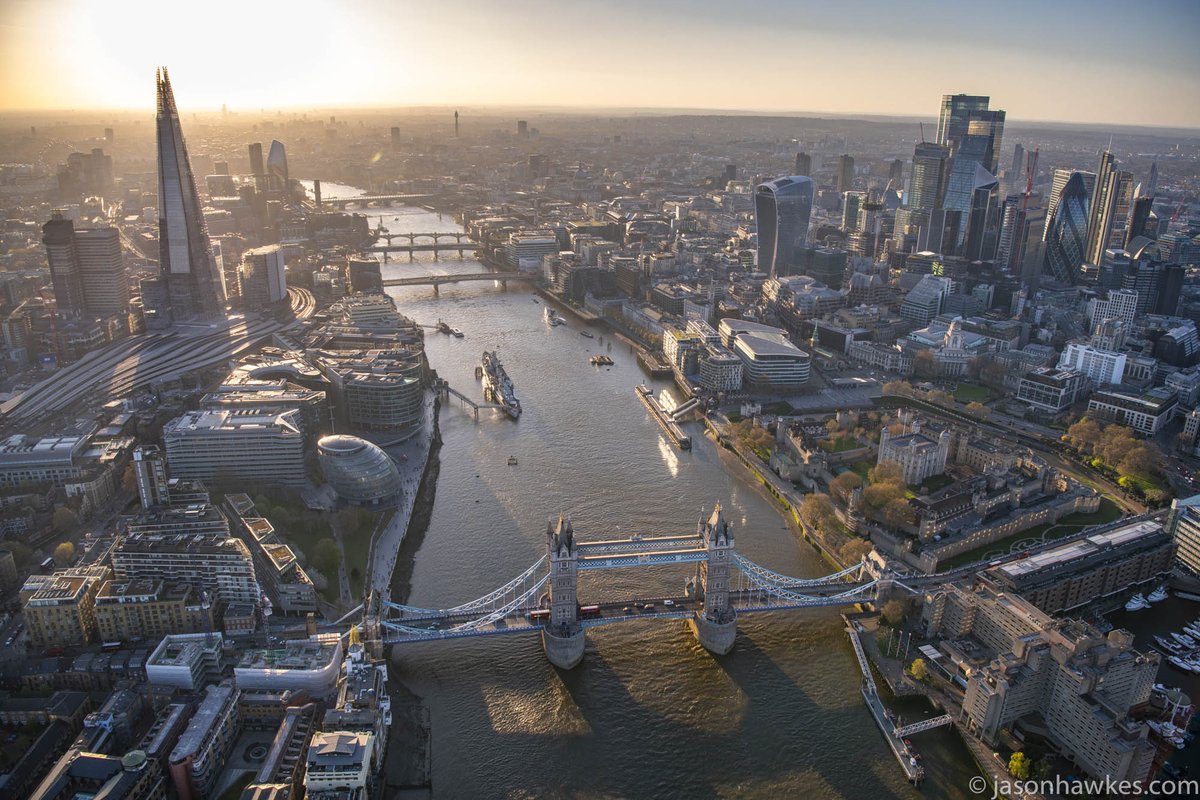 jasonhawkesphot's tweet photo. Beautiful light over #London this evening. 
#aerialphotography  
AS355 helicopter.
https://t.co/KrgvLotiO5 https://t.co/YP9BgYrPR2