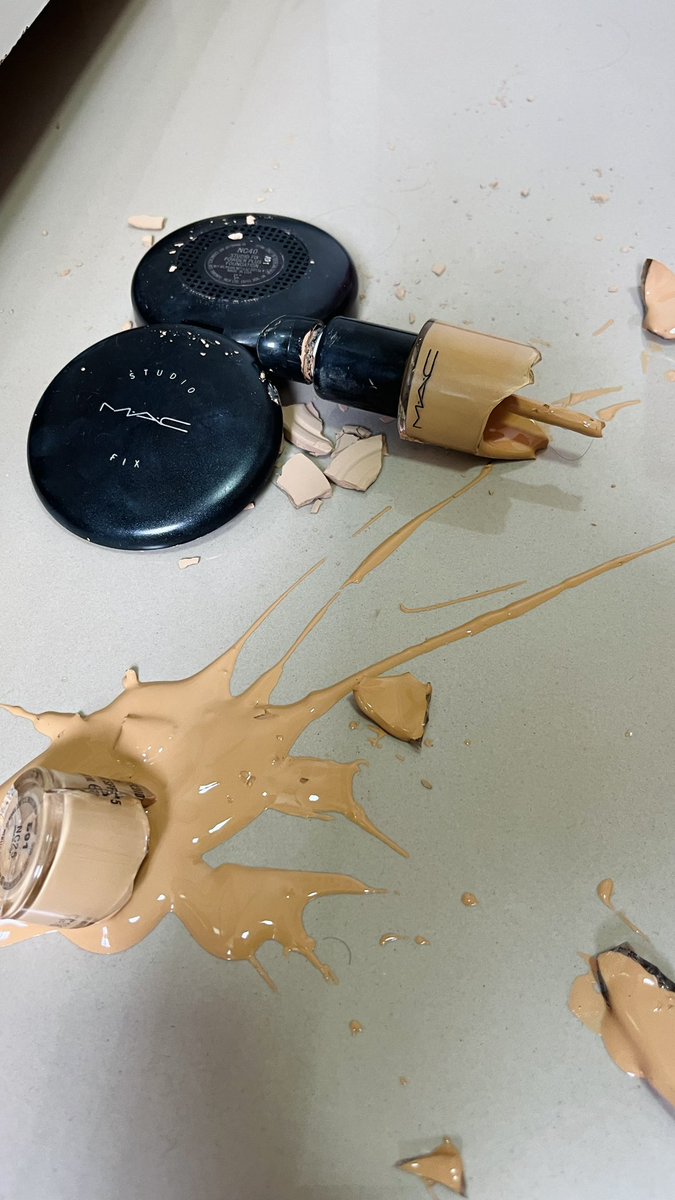 A mulher brasileira não tem um dia de paz mesmo, bem que a <a href="/MACCosmeticsBr/">MAC Cosmetics Brasil</a> poderia lançar uma #promo pra me ajudar com esse prejuízo! 😭😭😭