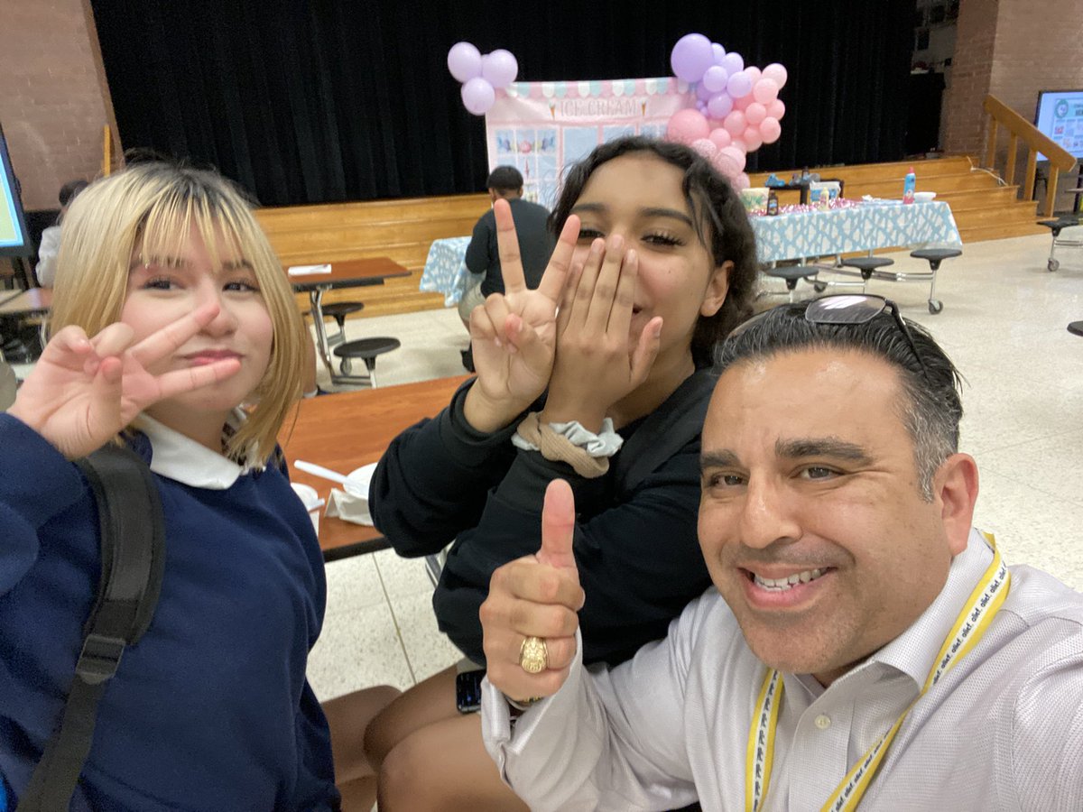 LeadWithLopez's tweet photo. Ice Cream Social was the mystery motivator for these Principal’s 100 Club winners!! #Iscream #youscream #weallscream #foricecream #purposepassionpride @AliefISD @alief_middle Thanks to @DrPGreenleaf and @MMrbracy for the decor! https://t.co/YAJUxHVKl9