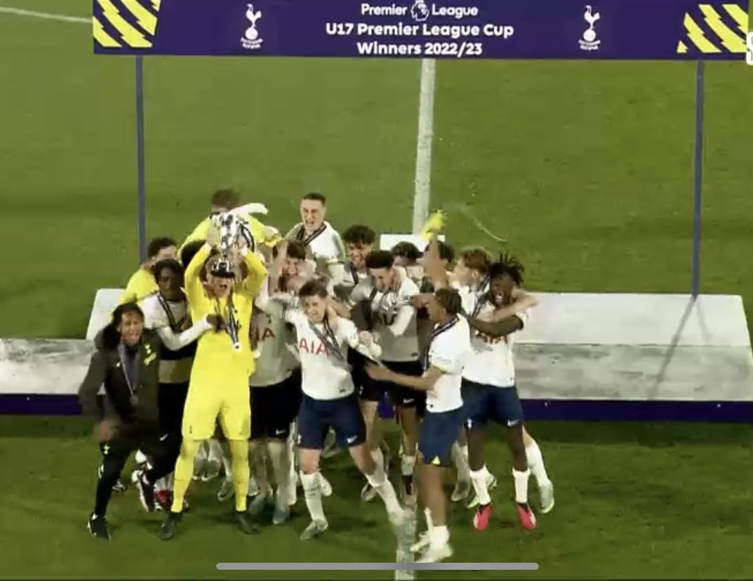 SpursPoland's tweet photo. Drużyna U17 wygrywa Puchar Premier League U17 🏆
Gratulacje dla młodych piłkarzy akademii Tottenhamu #coys #tottenham #polandspurs #spurs https://t.co/rItvuvI0mS