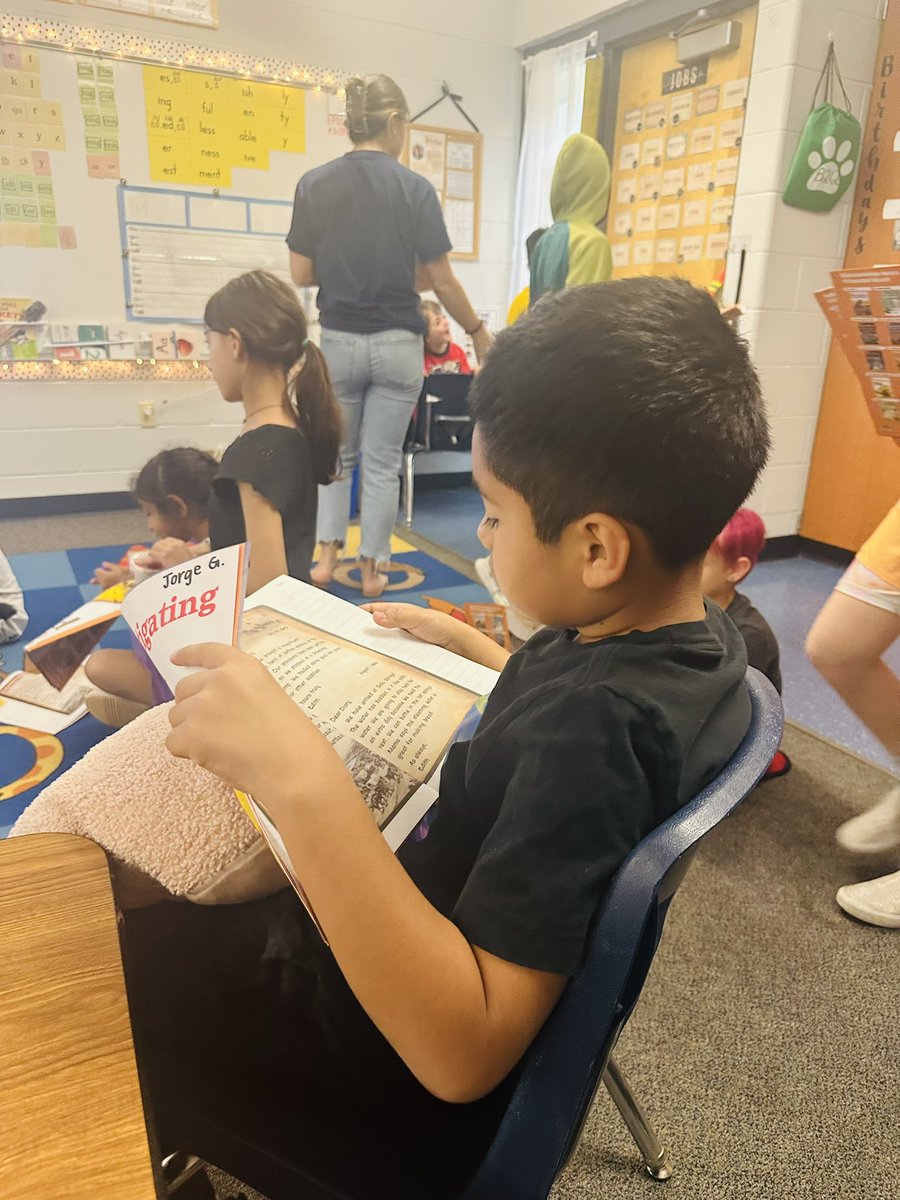 A_MinearAHL's tweet photo. I was able to watch @mssmith_AHL’s #TrustyHuskies investigate the past. I love all the different pieces of Benchmark I was able to see in action. Ms. Smith pulled out all the stops today! #CPSbest https://t.co/oUoLAIId4b