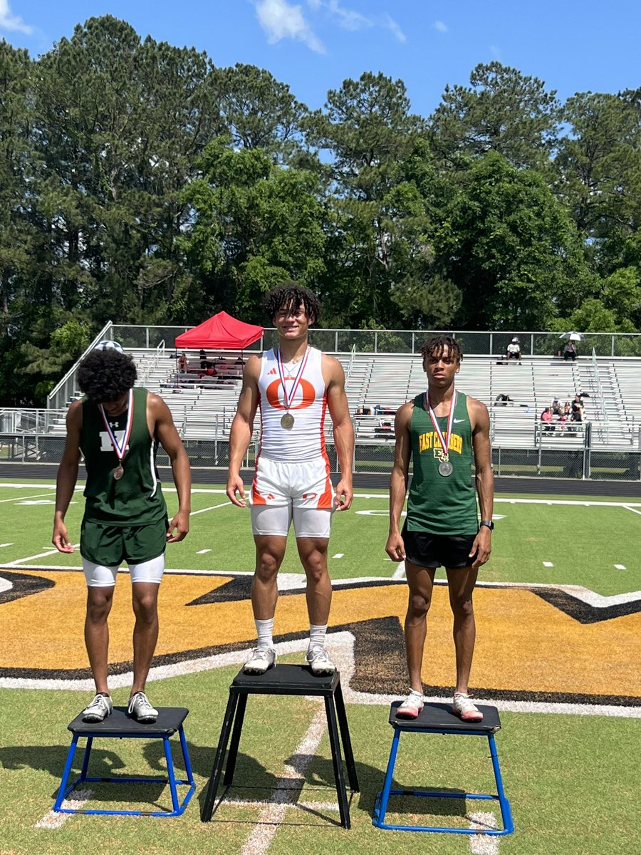 coachsmalley23's tweet image. Freshman @MasonMa57146916 wins the 100m at the area track meet! #WeBelieve