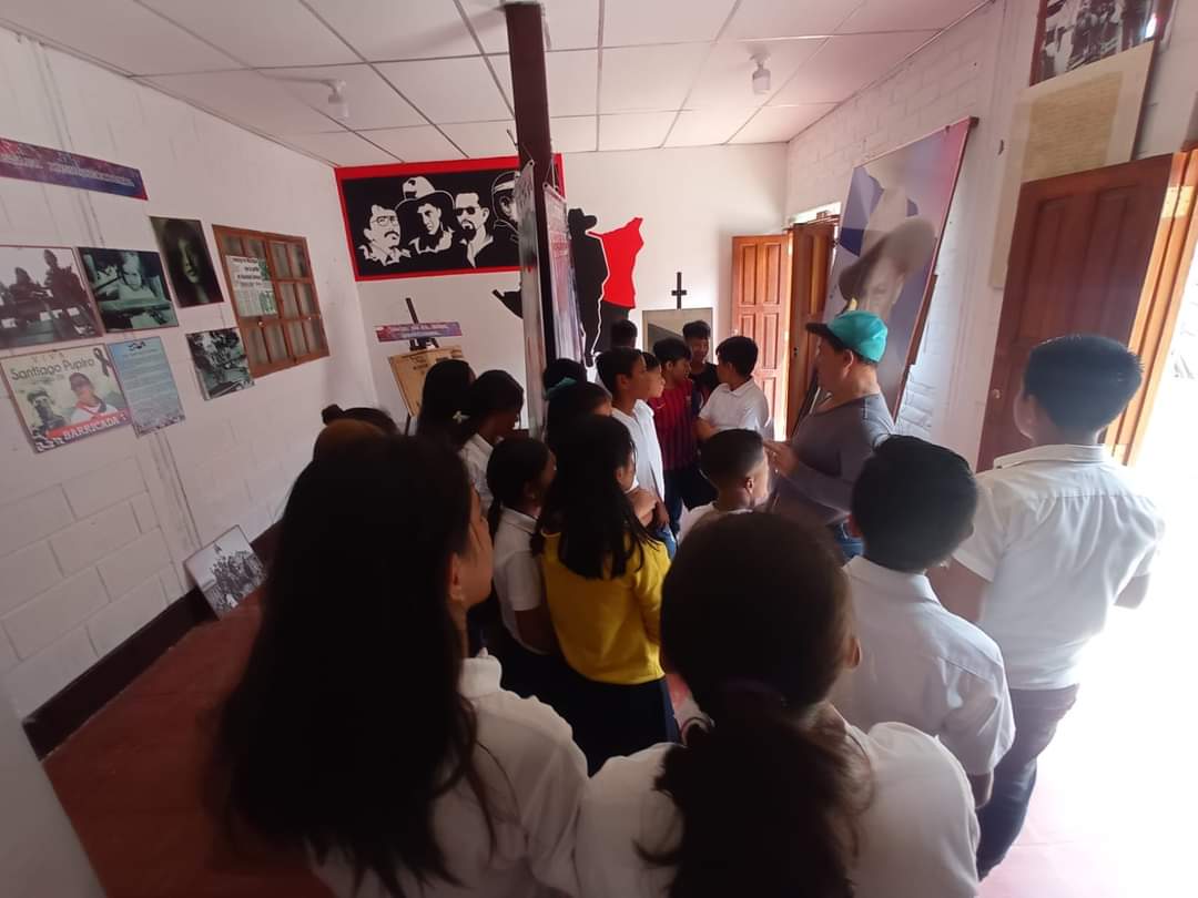 En el Municipio de #𝗡𝗶𝗾𝘂𝗶𝗻𝗼𝗵𝗼𝗺𝗼 Estudiantes de 6° del Centro Escolar Benito Juarez, visitaron el Museo de la Revolución, conociendo un poco de la Historia de los Héroes y Mártires del Municipio. #UnidosEnVictorias #LaPazNuestraVictoria @Atego16 @RDRFSLN_ @BetetaGaby