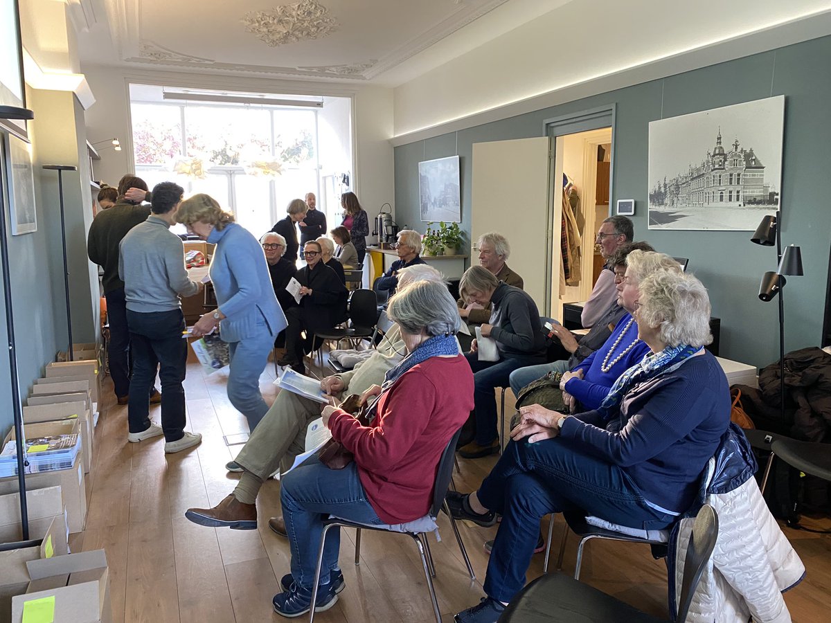 MendyvanVeen's tweet photo. Aanwezig bij jaarvergadering bewonersoverleg Duinoord; een vitaal wijkoverleg met vele actieve bewoners! Verrassing van de avond: jaarlijkse Duinoord wisseltrofee uitgereikt aan @WA_Duinoord! Van harte gefeliciteerd Anje! #stadsdeel #Scheveningen @POL_Schevening @boDuinoord https://t.co/rHC7HDgGbx