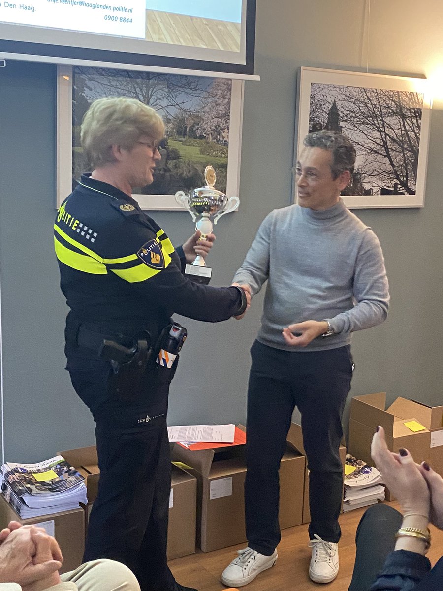 MendyvanVeen's tweet photo. Aanwezig bij jaarvergadering bewonersoverleg Duinoord; een vitaal wijkoverleg met vele actieve bewoners! Verrassing van de avond: jaarlijkse Duinoord wisseltrofee uitgereikt aan @WA_Duinoord! Van harte gefeliciteerd Anje! #stadsdeel #Scheveningen @POL_Schevening @boDuinoord https://t.co/rHC7HDgGbx