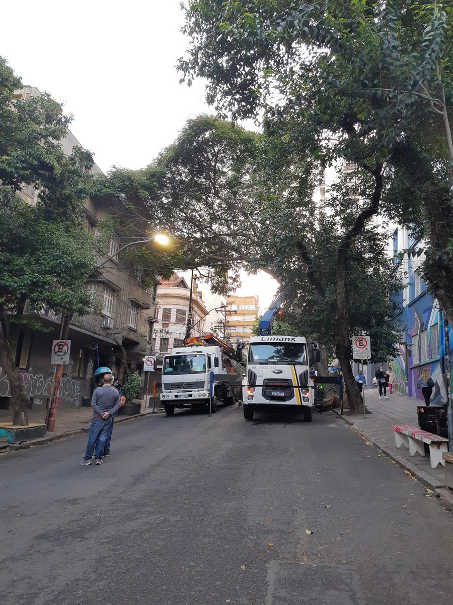 vm_obs's tweet photo. Fernando Machado bloqueada, desvio pela contramão na Cel. Genuíno. Trânsito parado nas vias próximas. Árvore inclinou e está a perigo, pode atingir o prédio. #transitoportoalegre #rdgaucha @EduPaganella https://t.co/1nt46SLOFN