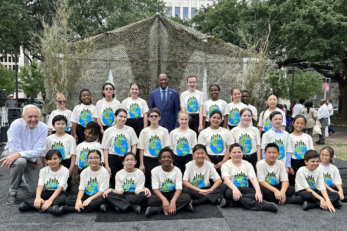 HoustonTX's tweet photo. We had a blast today here at City Hall!  From our nature preserve, to simulated forest, sustainable fashion show and so much more, it was truly an unforgettable experience! #EarthDayHTX Success! 🤩🌎🌱#Sustainability #Community https://t.co/3WXjk2zKJ7