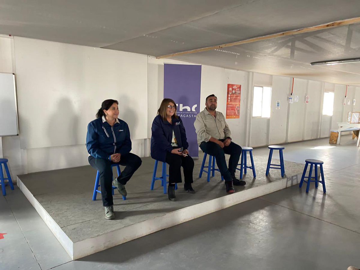 CChCAntofagasta's tweet photo. La vicepresidenta #CChC Jacqueline Gálvez junto a la presidenta @CChCAntofagasta Marcela Torres, encabezan un nuevo #SentemonosaConversar con trabajadores y trabajadoras de GyL, en el sector norte de #Antofagasta. https://t.co/WXjI9DWSJ6