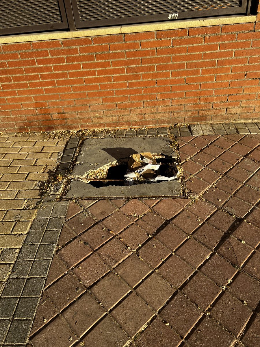 BernardaDelVal's tweet photo. @Lineamadrid calle Marmolina con Aurora Boreal en #Vicalvaro. ¿Pueden reponer la cinta de @policiademadrid para señalar el boquete en la acera?
Muchas gracias. 😥 https://t.co/lpgjUfxTJJ