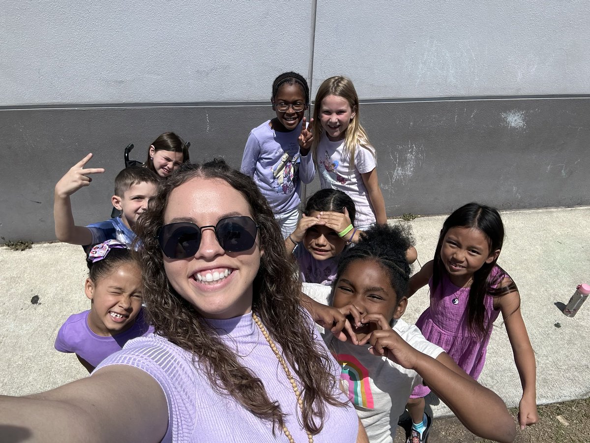 HCPSCollinsElem's tweet photo. Today was PURPLE UP DAY! 💜💜💜We love our military kids! #RidiculouslyAmazing #MOMC https://t.co/4urRYDxiof