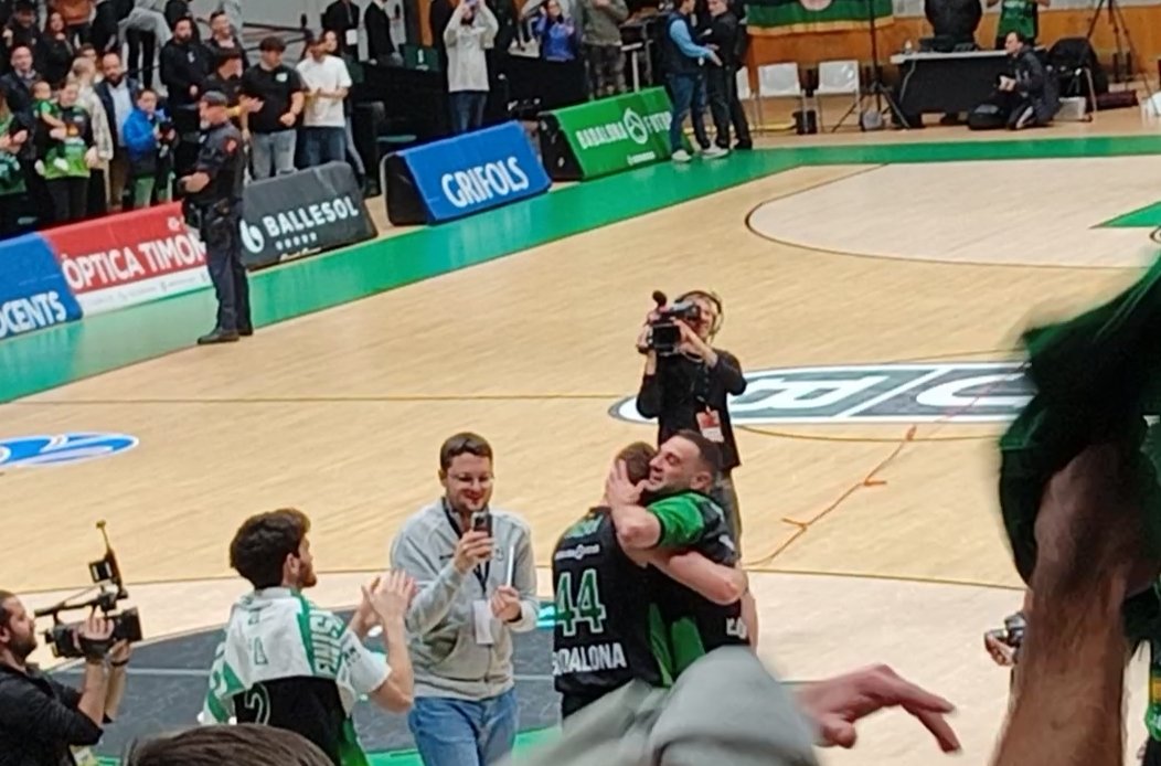 Aquest parell <a href="/joelparralopez3/">Joel Parra Lopez</a> @albertventu14 abraçats i en <a href="/pepbusquets4/">Pep Busquets Costa</a> mirant-los i aplaudint... simplement ❤️‍🩹❤️‍🩹❤️‍🩹

Visca la <a href="/Penya1930/">Club Joventut Badalona</a> !