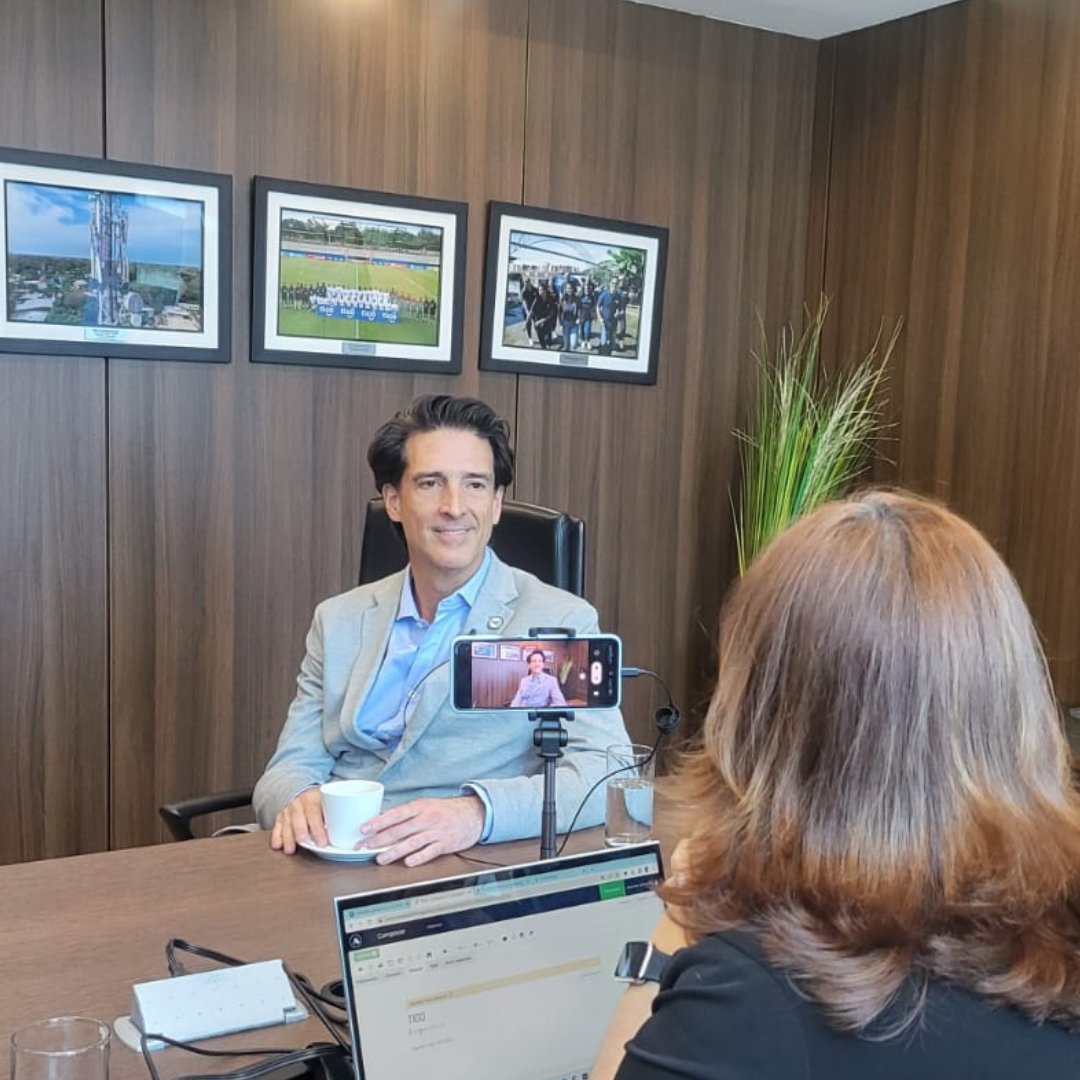 Millicom's tweet photo. Today during his visit to #Panama, Mauricio Ramos CEO of @Millicom #Tigo spoke with @Carolinepanama from @ecotvpanama and Katiuska Hernández from @RevistaMartesF about the investment and financial inclusion projects that the company has for the country. @TigoPanama https://t.co/8jYXFCL0Uw