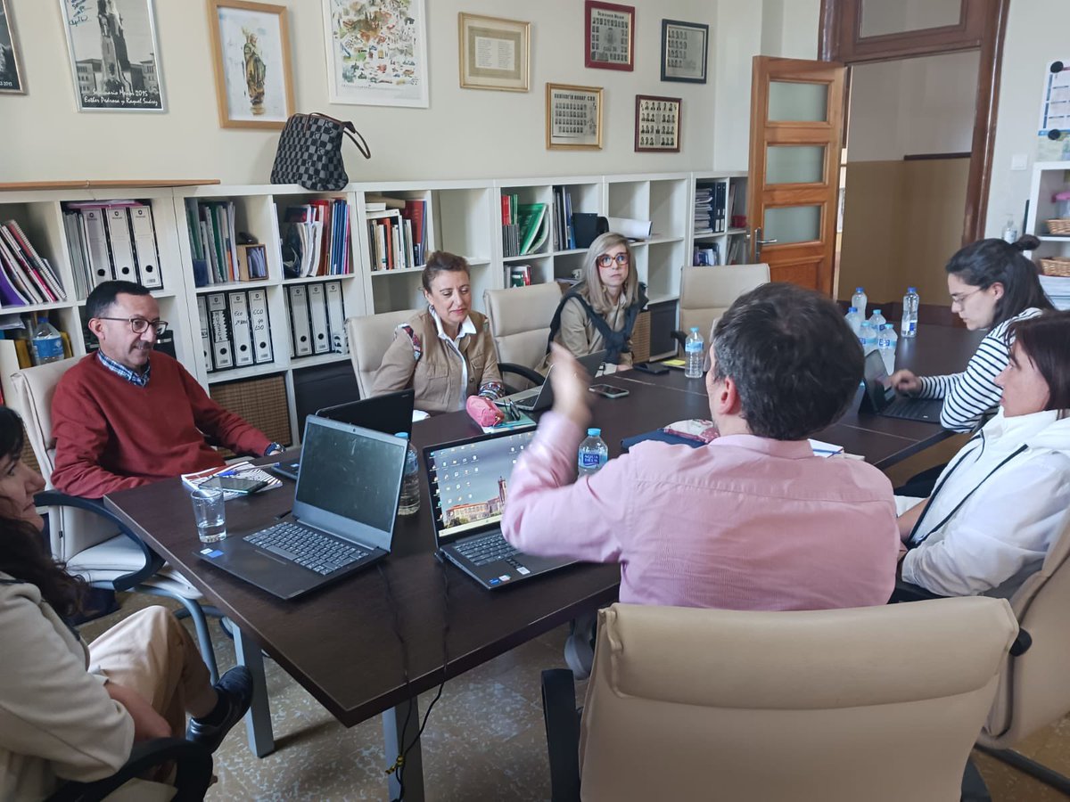 noeliabanasco's tweet photo. Tarde de trabajo buscando puntos de conexión y continuidad entre los proyectos educativos de @casadoneno y #SeminarioMenorAsunción de @Red_EQAp. Reflexión compartida #mejorjuntos #trabajoenequipo @CampusTrilema https://t.co/V4kyMhAhGp