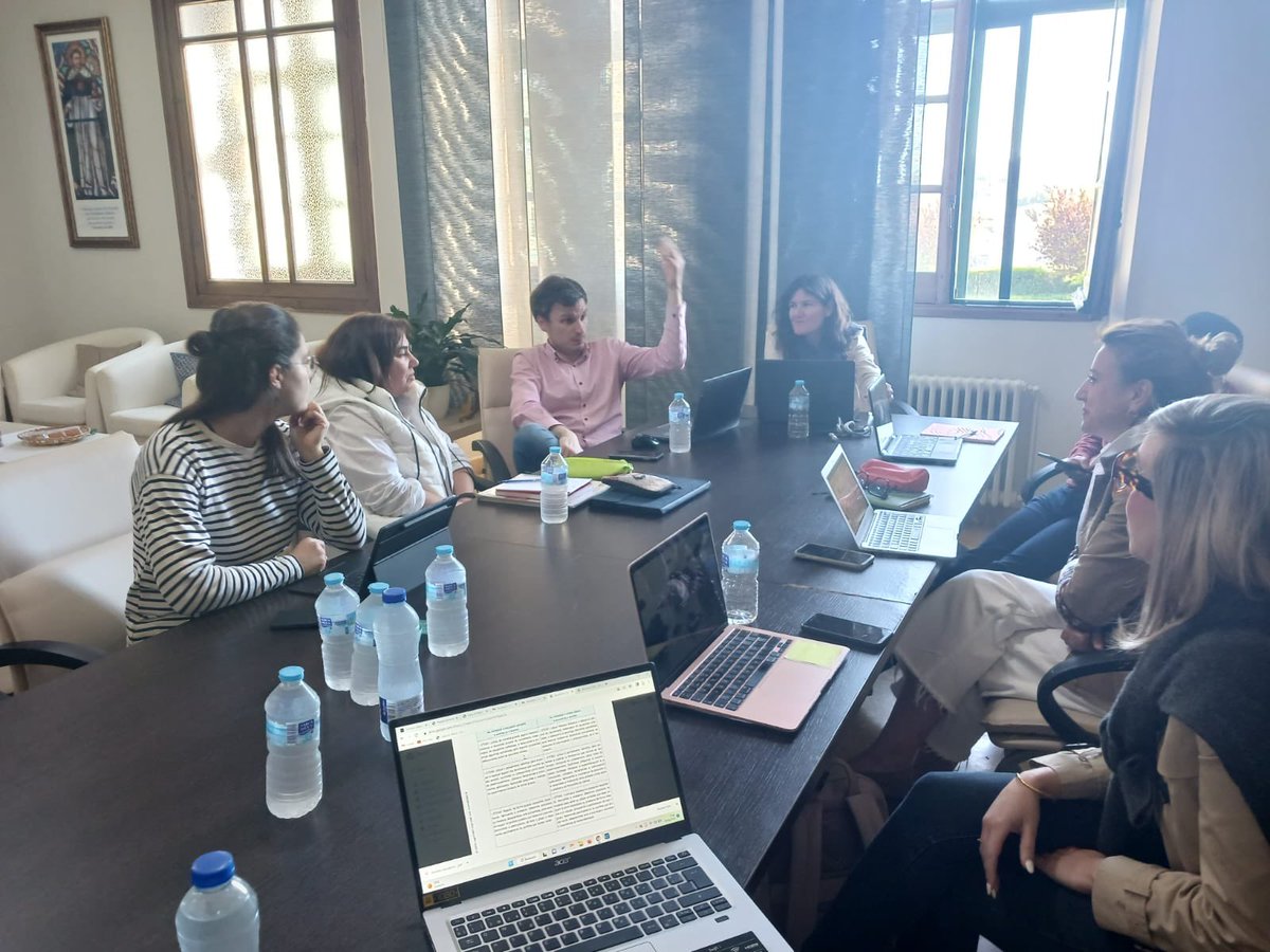 noeliabanasco's tweet photo. Tarde de trabajo buscando puntos de conexión y continuidad entre los proyectos educativos de @casadoneno y #SeminarioMenorAsunción de @Red_EQAp. Reflexión compartida #mejorjuntos #trabajoenequipo @CampusTrilema https://t.co/V4kyMhAhGp